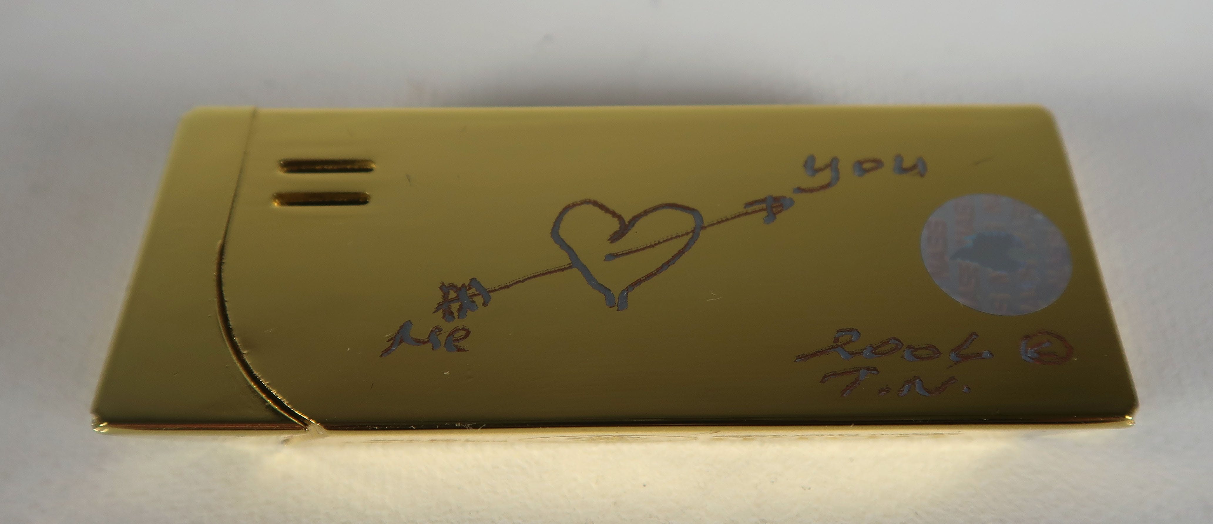 Ted Noten - 2 Gegraveerde aanstekers ''Mouse ... smoking'' en ''Me love you'' kopen? Bied vanaf 100!