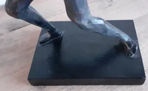 Niet of onleesbaar gesigneerd - Beeld/figuur "Onbewapende Weerstand" kopen? Bied vanaf 1!