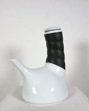 Niet of onleesbaar gesigneerd - Porseleinen theepot met rubberen omwikkelde hals kopen? Bied vanaf 1!