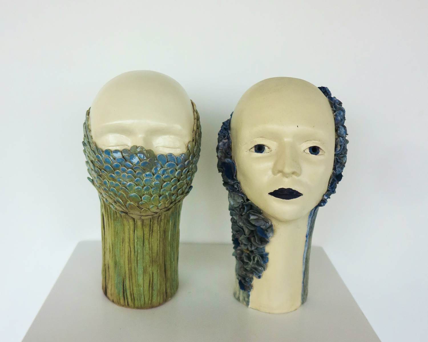 Ida De Roy - Set van twee sculpturen van keramiek, Hoofden kopen? Bied vanaf 250!