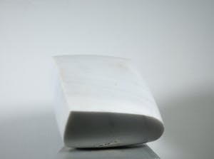 Niet of onleesbaar gesigneerd - Abstract geometrisch massief marmeren sculptuur kopen? Bied vanaf 1!