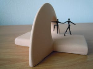 Corry Ammerlaan - Prachtig keramiek beeldje met 2 bronzen figuurtjes onder boog. kopen? Bied vanaf 25!