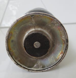 Niet of onleesbaar gesigneerd - Fruit houten bekertje met zwaar verzilverde noppen voet gesigneerd CM kopen? Bied vanaf 1!