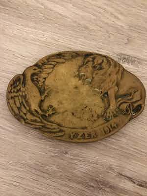 Niet of onleesbaar gesigneerd - Herdenkingsasbak slag bij Iper verkocht voor € 1!