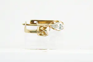 145- Prachtige set 18 krt gouden dames oorclips met 0.80ct pearshape TOPdiamant kopen? Bied vanaf 1270!