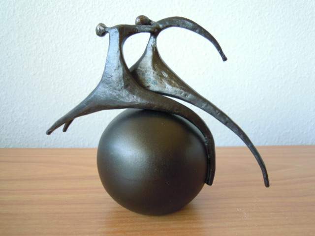 Corry Ammerlaan - Prachtig beeldje 2 mensen op [ wereld ] bol. kopen? Bied vanaf 35!