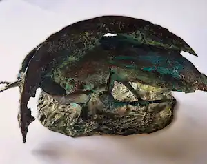 Edith Imkamp - Bijzonder fraaie organische bronzen sculptuur "Krekel" - gesigneerd in de voet verkocht voor € 496!