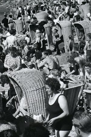 Kees Scherer - 'Drukte op het strand van Zandvoort' 1949 kopen? Bied vanaf 150!
