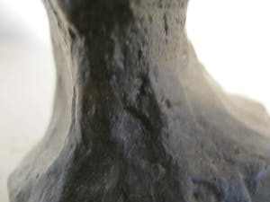 Astrid Veldhuyzen-Koppen - Lezend meisje in hand - gesigneerd sculptuur kopen? Bied vanaf 75!