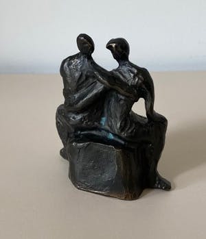 Niet of onleesbaar gesigneerd - Bronzen figuur van een omhelzend koppel kopen? Bied vanaf 1!