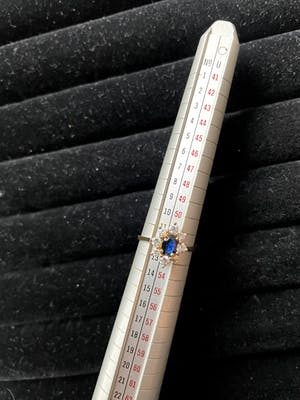 18kt gouden saffier ring   met simulanten diamantmaat 52/16,50, 2,84 gr kopen? Bied vanaf 120!