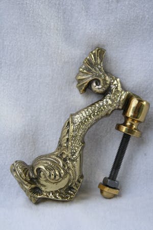 Niet of onleesbaar gesigneerd - Fraaie Oude Bronzen Vuur Vergulde Deur Klopper in Mythische Stijl. kopen? Bied vanaf 1!