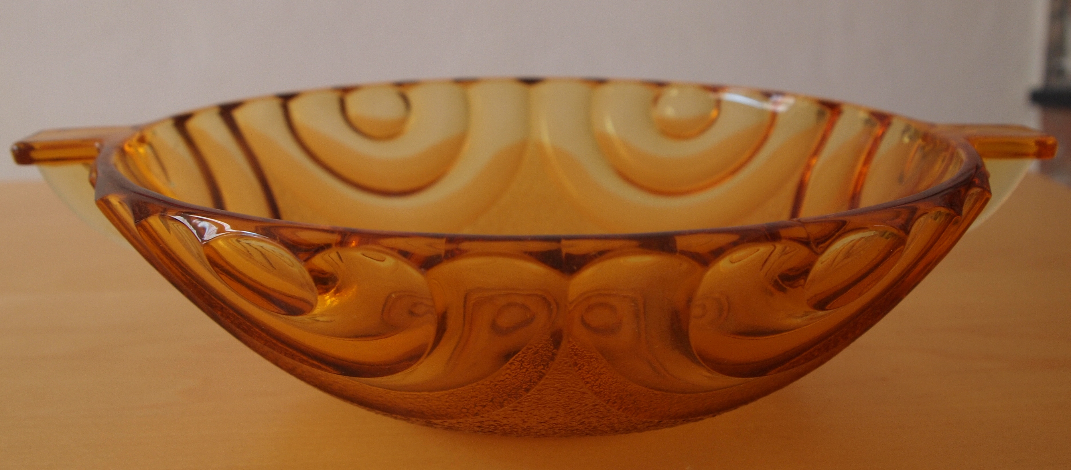 Niet of onleesbaar gesigneerd - Twee art deco lila en amber persglazen schalen kopen? Bied vanaf 1!