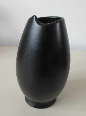 Niet of onleesbaar gesigneerd - Mat zwart Art Deco platelen vaasje kopen? Bied vanaf 1!