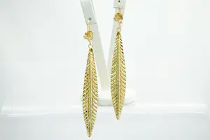 Acheter76 - Elegant en lang paar 18krt geel-gouden oorhangers met fraai bladmotief? Enchérissez de 520!