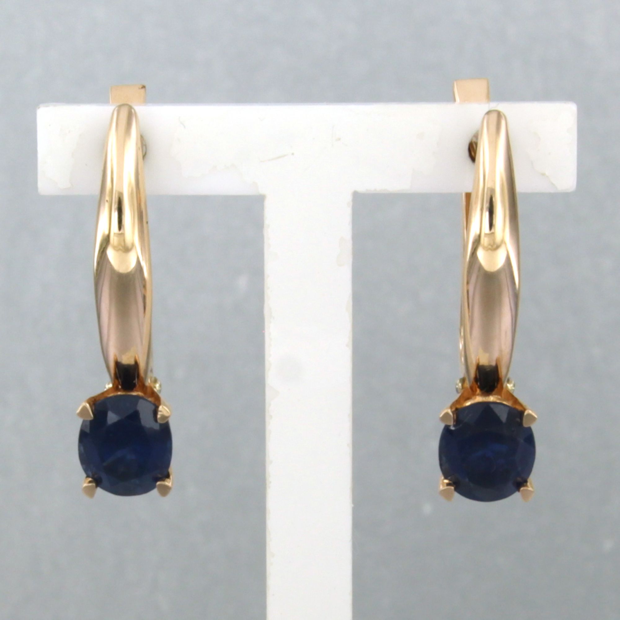 Buy 14k rosé gouden oorhangers bezet met saffier tot. 1.94ct – 4.1 gram? Bid from 650!