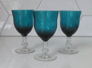 Verre Vieux Chenee - Drie antieke kristallen port of sherry glazen met zeegroene kelk kopen? Bied vanaf 30!