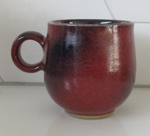 Niet of onleesbaar gesigneerd - Drie steengoed koffiebekers met Sang de Boeuf glazuur gesigneerd HSMP kopen? Bied vanaf 1!