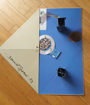 Daniel Spoerri - Tableau Piege - karton/ zeefdruk - 98/300 - uitklapbaar tafeltje - 68 x 68 cm kopen? Bied vanaf 450!