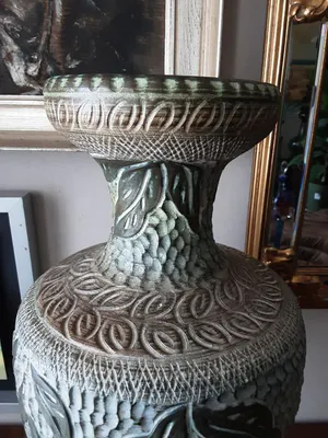 Faience Hubert Bequet - Kunstige Vaas getooid met paarden en bladeren kopen? Bied vanaf 50!