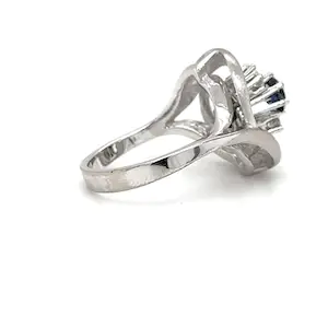 Hochwertiger Vintagering in 14 Karat Weißgold mit feinen Saphiren und Brillanten kopen? Bied vanaf 499!