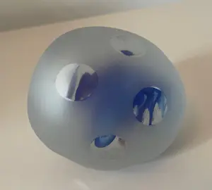 Niet of onleesbaar gesigneerd - Studio glazen gesatineerde presse papier gesigneerd Wils 2016 kopen? Bied vanaf 1!