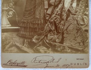 Niet of onleesbaar gesigneerd - 5 foto’s uit de 19e eeuw , Queen Victoria – o.a. Lafayette , W. & D. Downey… kopen? Bied vanaf 1!