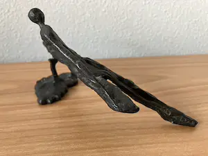 Corry Ammerlaan - Prachtig zwaar beeld " MAN OP BANK " kopen? Bied vanaf 45!