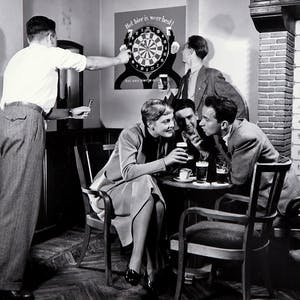 Paul Huf - C-print op dibond, Het bier is weer best kopen? Bied vanaf 1!