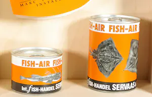 Servaas - Twee handgesigneerde blikjes en expositie uitnodiging, Fish-Air kopen? Bied vanaf 1!