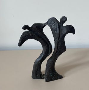 Niet of onleesbaar gesigneerd - Verbronsd abstract beeld van twee dansende of feestende figuren kopen? Bied vanaf 1!