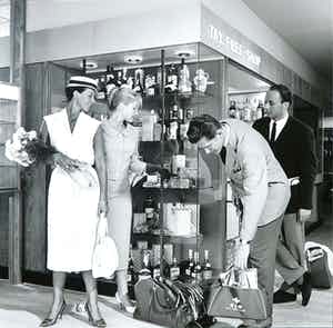 Paul Huf - Foto op dibond, De eerste Tax-Free Shop verkocht voor € 1!