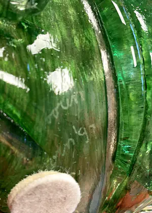 Ciel van Dooren - Studio de Oude Horn / Fraaie grote glazen schenkkan met bladmotief kopen? Bied vanaf 150!