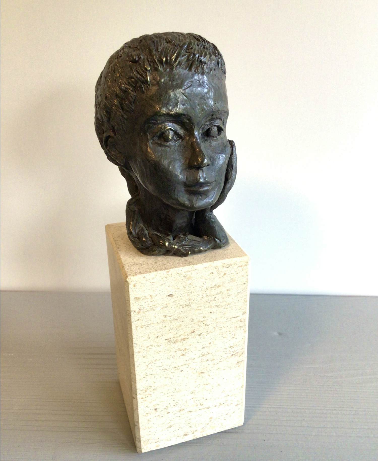 Astrid Veldhuyzen-Koppen - Sculptuur “ Luisteren “ verkocht voor € 59!
