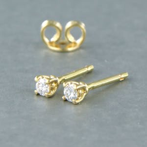 18k gouden solitair oorknoppen bezet met briljant geslepen diamant tot. 0,14ct kopen? Bied vanaf 1!