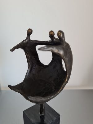 Corry Ammerlaan - Beeld " Samen een geheel / Hand in hand vooruit " kopen? Bied vanaf 35!