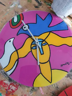 Corneille - 2 kleurrijke klokken met afbeeldingen van Corneille kopen? Bied vanaf 50!