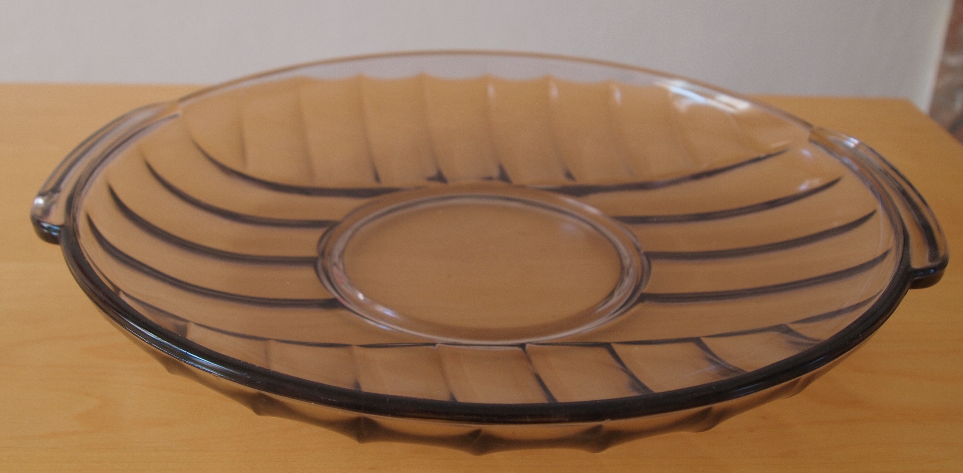 Niet of onleesbaar gesigneerd - Twee art deco lila en amber persglazen schalen kopen? Bied vanaf 1!