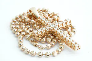 71 - Fraai 18 krt  roségouden collier en grote diamanten kruishanger (ca. 2 ct) kopen? Bied vanaf 1860!
