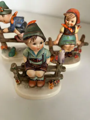 Porzellanfabrik W. Goebel - DRIE OP EEN HEK< prachtige oude hummels nrs. 111,112 en 201 - TMK4 kopen? Bied vanaf 98!