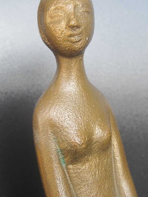 Brons (Onbekend) - Zittende vrouw op handen gedragen. kopen? Bied vanaf 75!