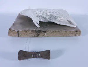 Kathja Smits - Porselein, papier en wax, Liggend schaapje kopen? Bied vanaf 125!