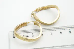 83 - Een paar 18 krt geel-gouden oorringen - golvend model met meander motief kopen? Bied vanaf 200!