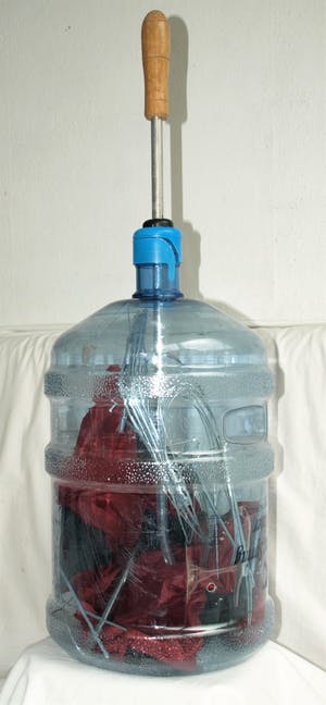 Niet of onleesbaar gesigneerd - Installatie-kunst , Paraplu + Watertank – ca 2003 kopen? Bied vanaf 1!