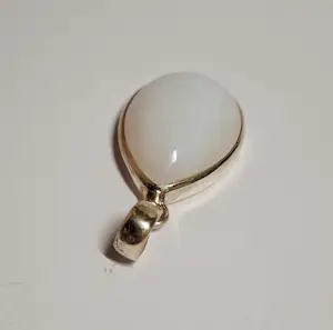 Nieuwe zilveren hanger met gezet  met natuurlijke witte maansteen. kopen? Bied vanaf 35!