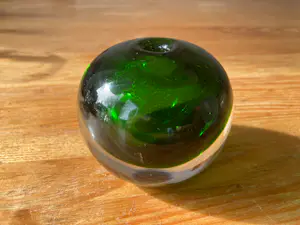 Vicke Lindstrand - Glazen bolvaasje groen in transparant glas kopen? Bied vanaf 35!