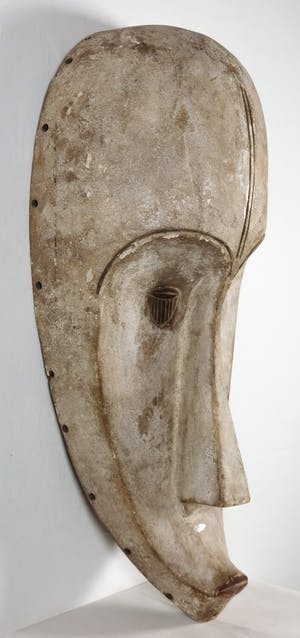 Fang - Groot wit beschilderd Ngil masker met scarificaties kopen? Bied vanaf 1!