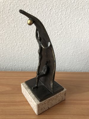 Corry Ammerlaan - Prachtig beeldje " De bal hoog houden " kopen? Bied vanaf 20!