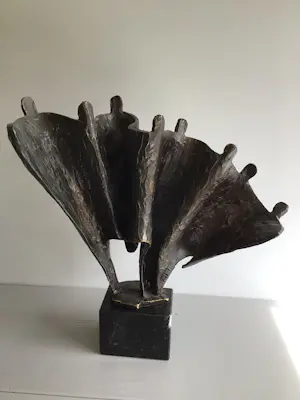 Bernadette Leijdekkers - Sculptuur “ Samen Sterk “. zeldzaam kopen? Bied vanaf 149!