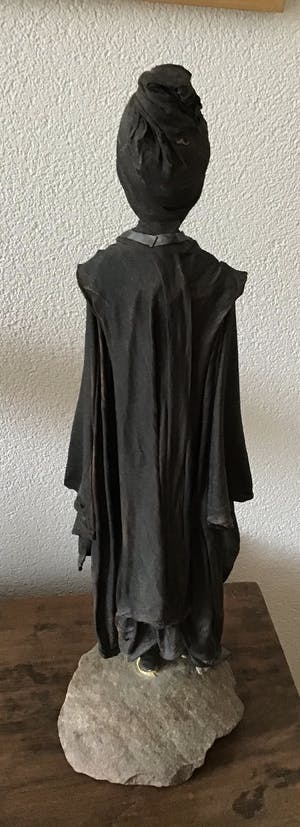 Curiosa - Beeldje van meisje op sokkel kopen? Bied vanaf 50!